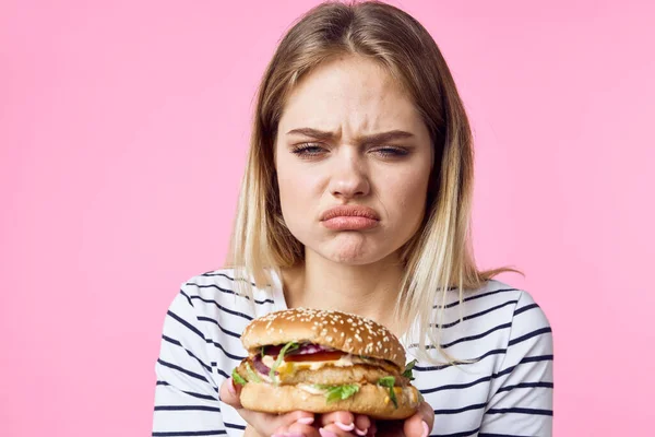 Schattig blond meisje in gestreept t-shirt hamburger close-up fast food levensstijl — Stockfoto
