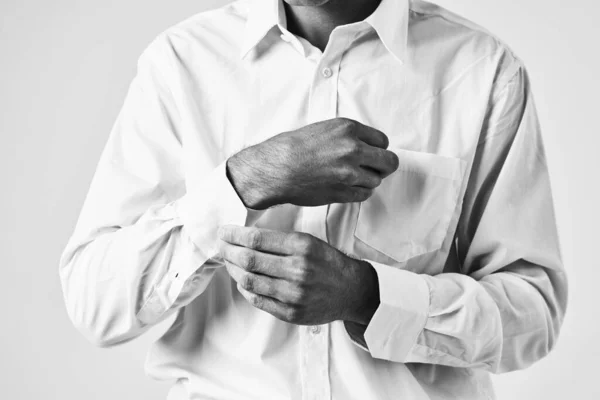 Hombre abotonando su camisa manga elegante estilo confianza en sí mismo —  Fotos de Stock