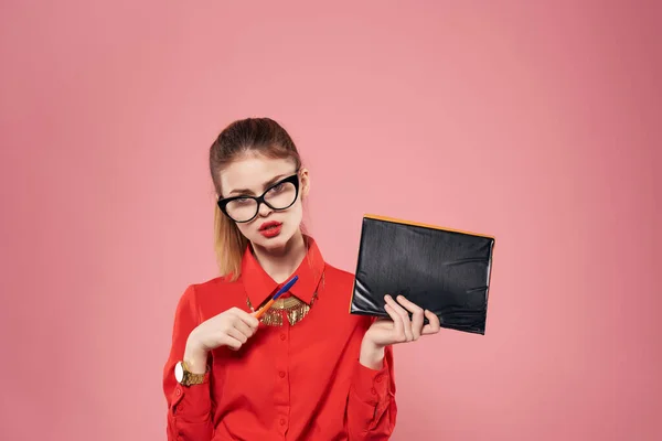 Mulher de negócios vestindo óculos vermelho camisa notepad secretário profissional posando — Fotografia de Stock