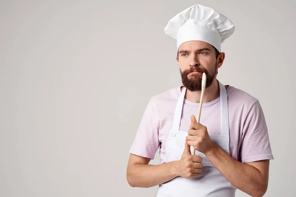 Homem em chefs uniforme pão fresco gourmet assados produtos de cozinha — Fotografia de Stock