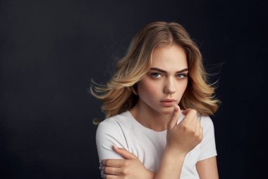 Güzel bir kadın, beyaz tişört, yaşam tarzı, siyah arka plan.