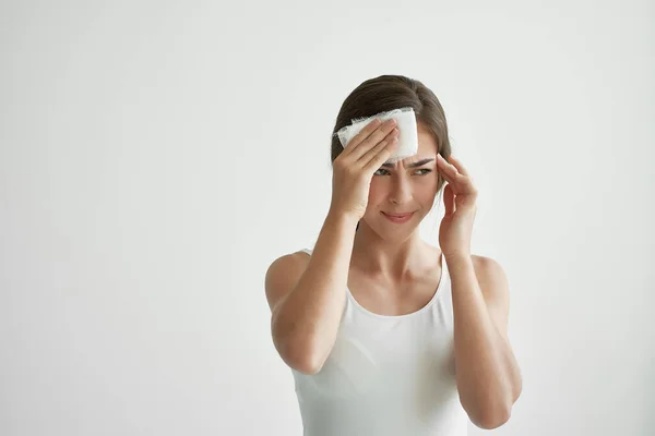 Vrouw in wit t shirt gezondheidsproblemen levensstijl koud — Stockfoto