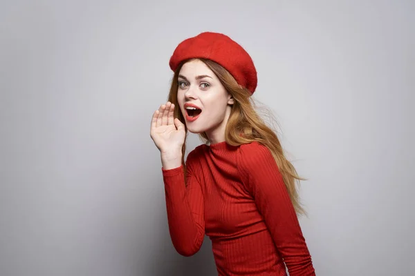 Belle femme avec une casquette rouge sur sa tête glamour fond isolé — Photo