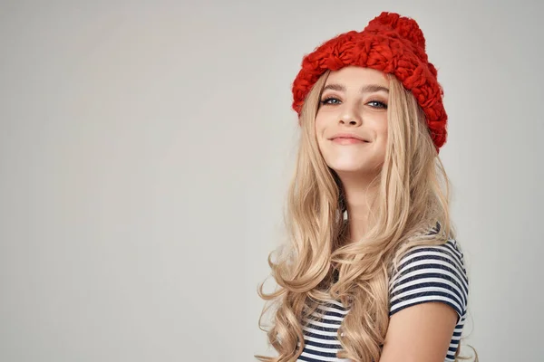 Hermosa mujer en ropa de moda Red Hat fondo de luz —  Fotos de Stock