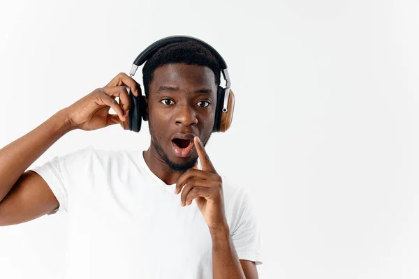 Afroamericano en auriculares escuchando música luz fondo estilo de vida — Foto de Stock