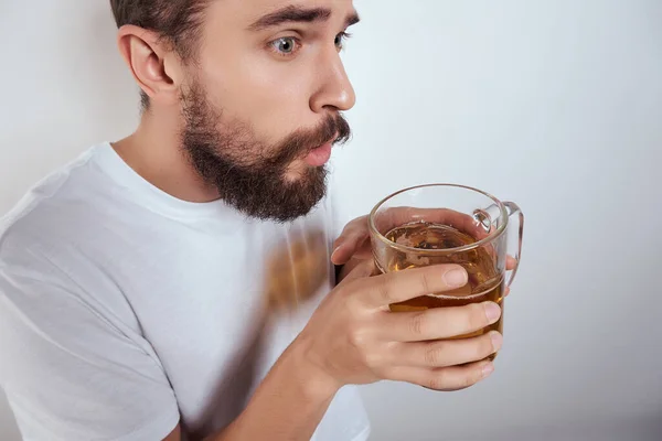 Homme en t-shirt blanc avec tasse de bière fast food bar alcool fond isolé — Photo