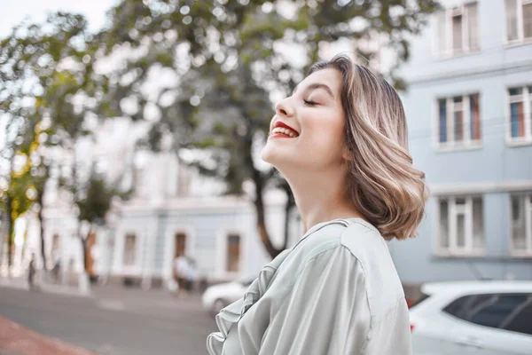 Bela mulher lábios vermelhos charme cidade passeio rua — Fotografia de Stock