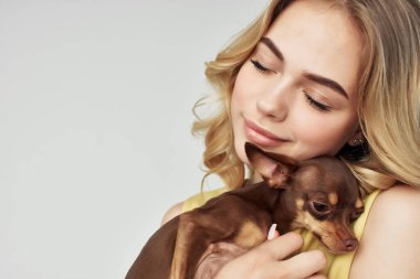 Sarışın, modaya uygun, açık renk arka plan stüdyosu