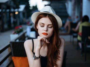 Yaz tatili için şapkalı kadın. Kahvaltı, temiz hava.