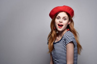 Kırmızı şapka takan güzel bir kadın. Fransa Avrupa modası. Yaz pozu.