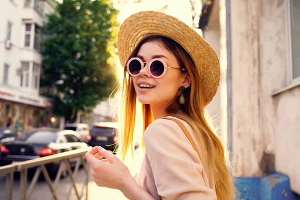 Bonita mujer al aire libre paseo moda verano estilo de vida — Foto de Stock