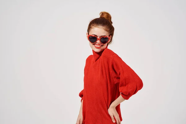 Женщина современный стиль солнцезащитные очки светлый фон — стоковое фото