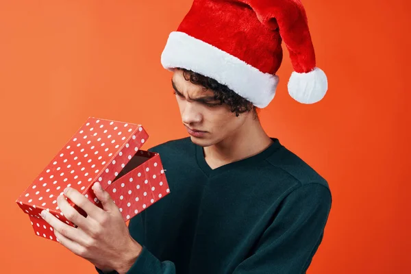 Guy in santa hat gift christmas new year holiday — Stock Photo, Image