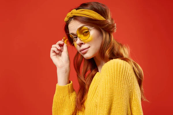 Joyeuse femme studio sourire émotions jaune lunettes fond rouge — Photo