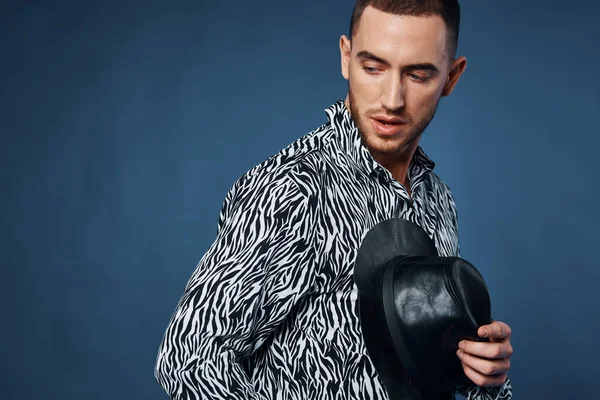 Homem de camisa usando chapéu preto posando moda estilo elegante — Fotografia de Stock