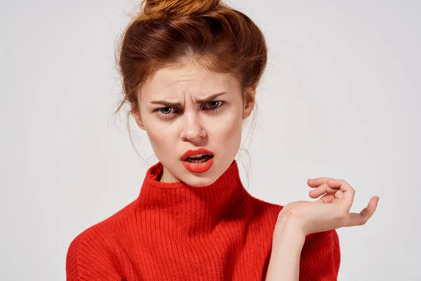 Retrato de uma mulher em uma camisola vermelha Lifestyle Estúdio modelo divertido — Fotografia de Stock