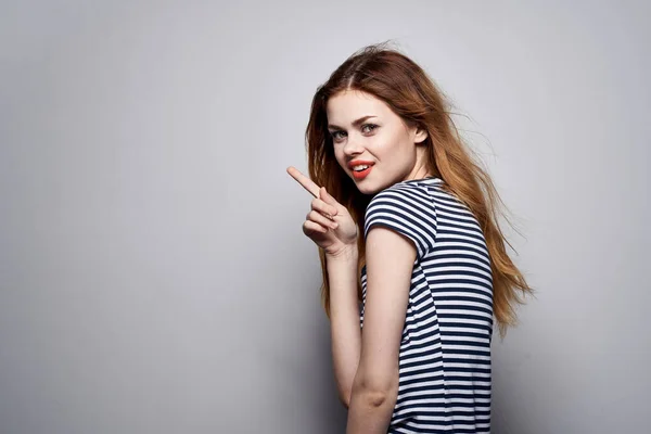 Bella donna in un gesto t-shirt a righe con le mani isolate sfondo — Foto Stock
