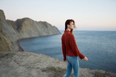Kanunları olan bir kadın zorlu arazi dağları tatilinden sonra