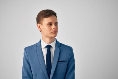 Kendine güvenen takım elbiseli bir adam profesyonel olarak izole edilmiş bir geçmişi var.