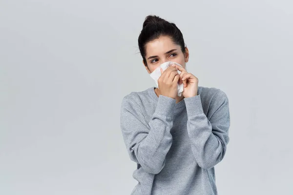 Γυναίκα σκουπίζει τη μύτη της με ένα μαντήλι λοίμωξη αλλεργία runny μύτη — Φωτογραφία Αρχείου