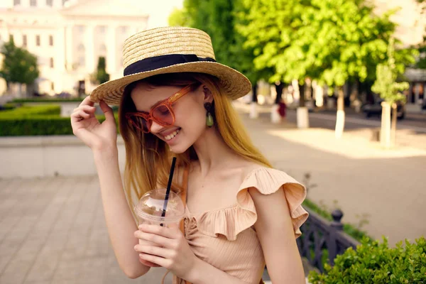 Bella donna con cappello all'aperto vetro con bere vacanza estiva — Foto Stock