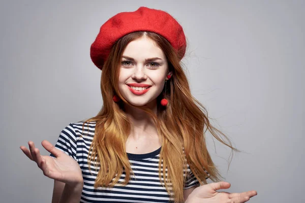 Hermosa mujer vistiendo un sombrero rojo maquillaje Francia Europa moda posando verano —  Fotos de Stock