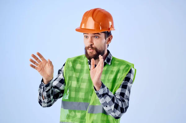 Бородатый мужчина в оранжевой каске конструкции профессиональной студии — стоковое фото