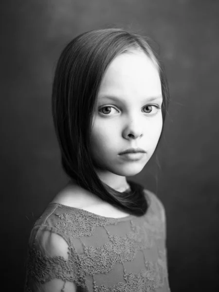Portret van een klein meisje close-up poseren zwart-wit foto — Stockfoto