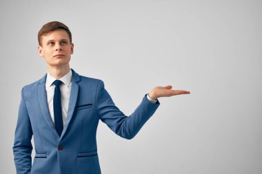 Takım elbiseli yakışıklı iş adamı kendine güvenen iş yöneticisi