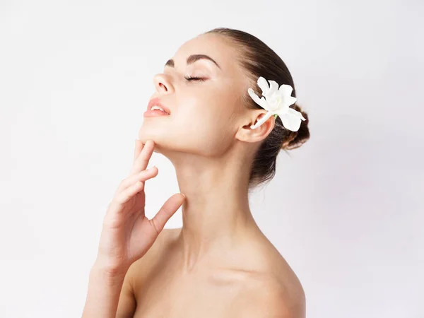 Mujer desnuda hombros cerrados ojos blanco flor encanto estudio — Foto de Stock