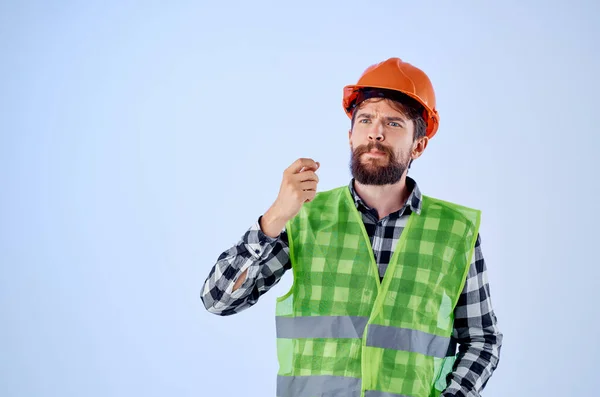 Uomo emotivo in arancio costruzione cappello duro professionale sfondo isolato — Foto Stock