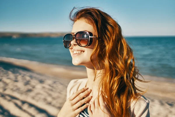 Kobieta nosi okulary słoneczne skały krajobraz morze — Zdjęcie stockowe