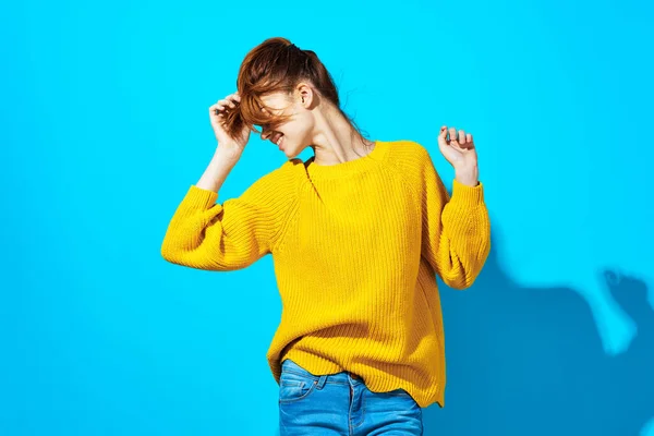 Mujer en suéter amarillo sosteniendo pelo azul fondo moda — Foto de Stock