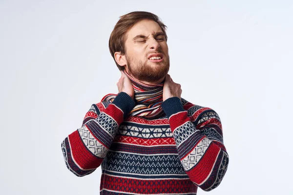 Емоційний чоловік витирає ніс носовичковим вірусом легкого фону — стокове фото