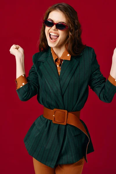 Mulher emocional alegre gesticulando com as mãos jaqueta moda fundo isolado — Fotografia de Stock