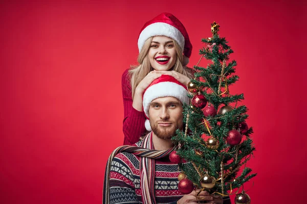 Alegre jovem casal Natal decoração brinquedos ano novo — Fotografia de Stock