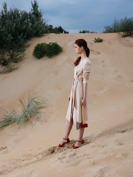 Paltolu kadın plajda poz veriyor. Temiz hava modeli.
