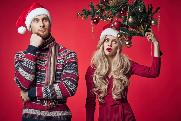 Mann und Frau im Urlaub Weihnachten Spaß Deko-Spielzeug — Stockfoto