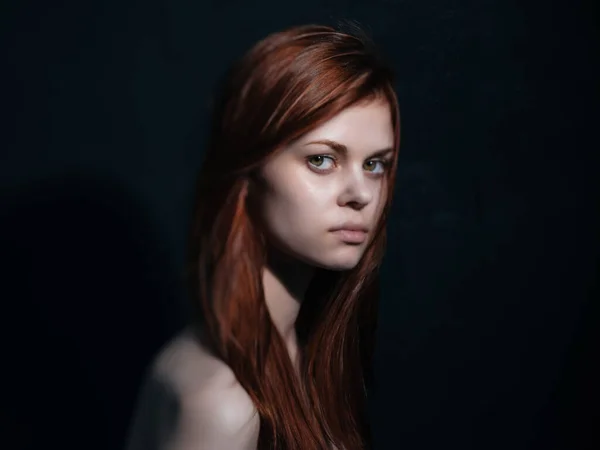 Frau mit nackten Schultern klare Hautmode posiert dunklen Hintergrund — Stockfoto