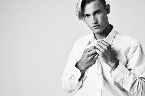 Homem na camisa branca elegante penteado modelo estúdio — Fotografia de Stock