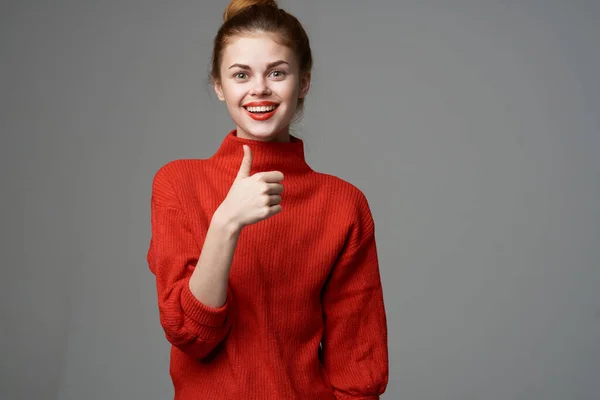 Frau in rotem Pullover Brille Studio Mode Lifestyle Licht Hintergrund — Stockfoto