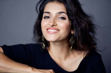 Neşeli kadın, şık saç stili dekorasyon cazibesi makyajı.