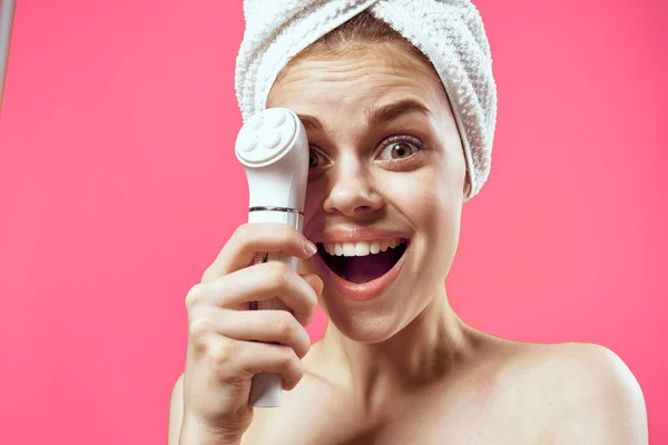 Kvinna med handduk på huvudet rengöring hudterapi kosmetika teknik — Stockfoto