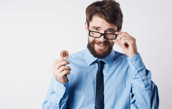 Чоловік в сорочці з краваткою фінанси криптовалюта менеджер біткоїн світлий фон — стокове фото