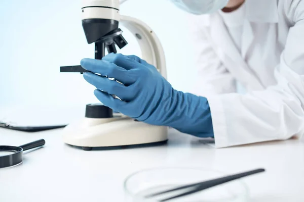 Doctora mirando a través de un laboratorio de investigación biotecnológica de microscopio — Foto de Stock