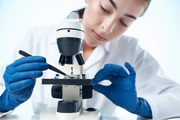 Mujer laboratorio asistente microscopio investigación tecnología experimento —  Fotos de Stock