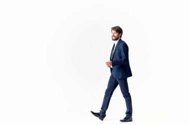 takım elbiseli adam duygular içinde başarılı ışık arkaplan