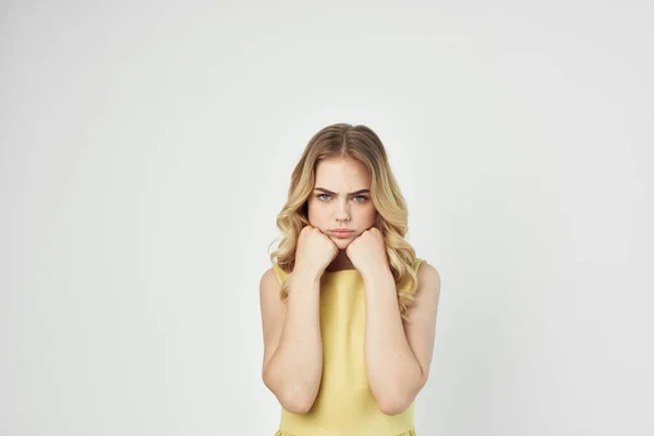 Mujer en un vestido amarillo divertido fondo claro Studio — Foto de Stock