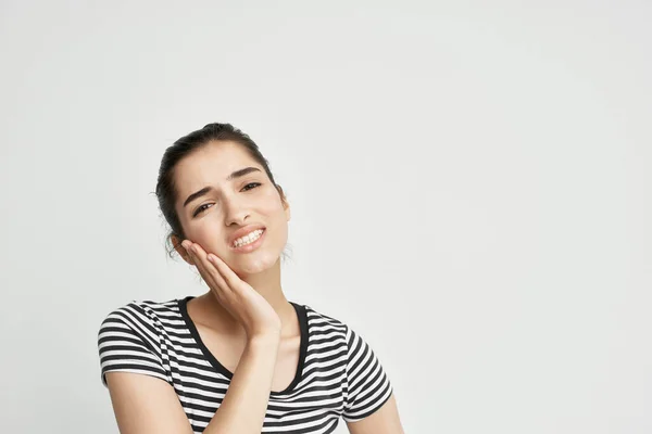 Morena odontologia problemas de saúde desconforto isolado fundo — Fotografia de Stock