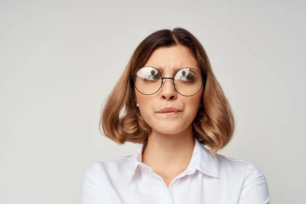 Beyaz Gömlekli İş Kadını Gözlüklü Stüdyo Yöneticisi Yaşam Tarzı — Stok fotoğraf